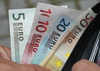 اليورو يهوي لأدنى مستوى في 20 عاماً