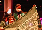 طلاب وطالبات سعوديون يرفعون راية الوطن في 