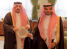 أمير الرياض يكرم 