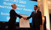 رئيس COP28 يتسلم جائزة التأثير الإيجابي من 